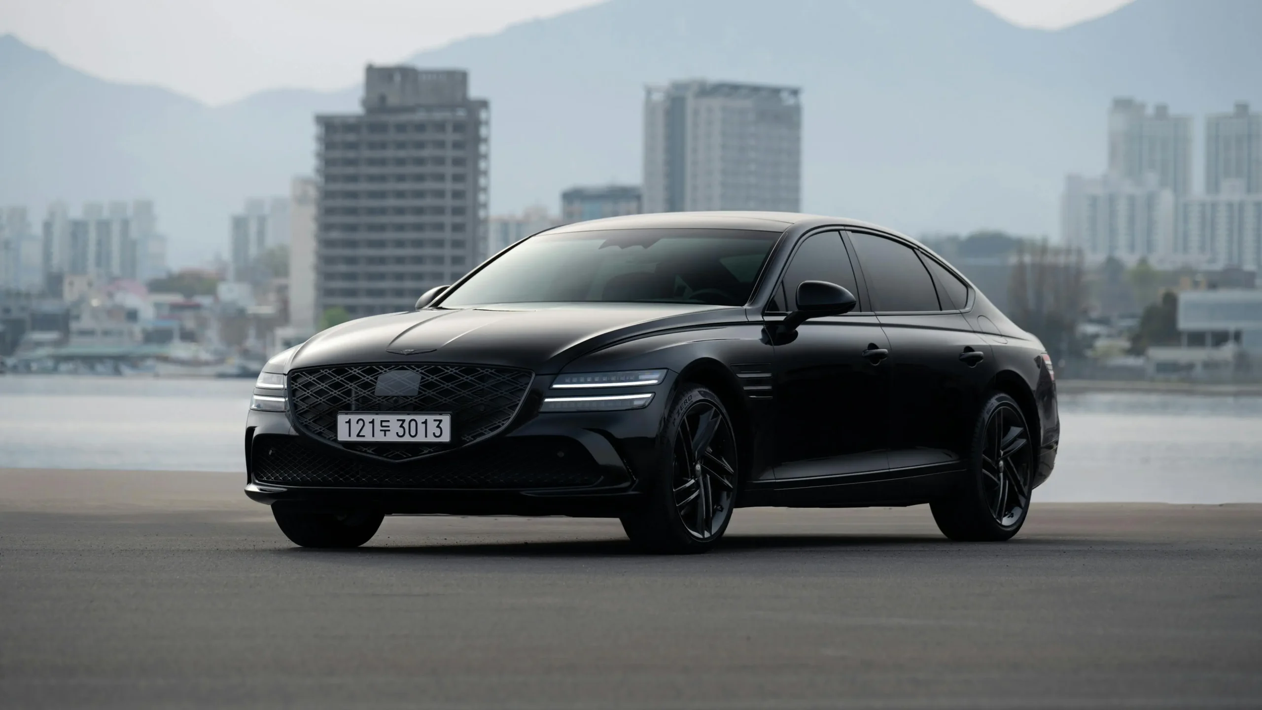 free-photo-of-luxury-black-sedan-in-urban-cityscape